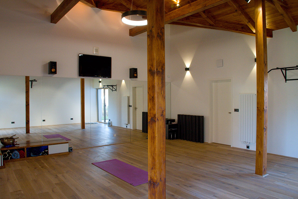 Joga studio s drevenymi tramy